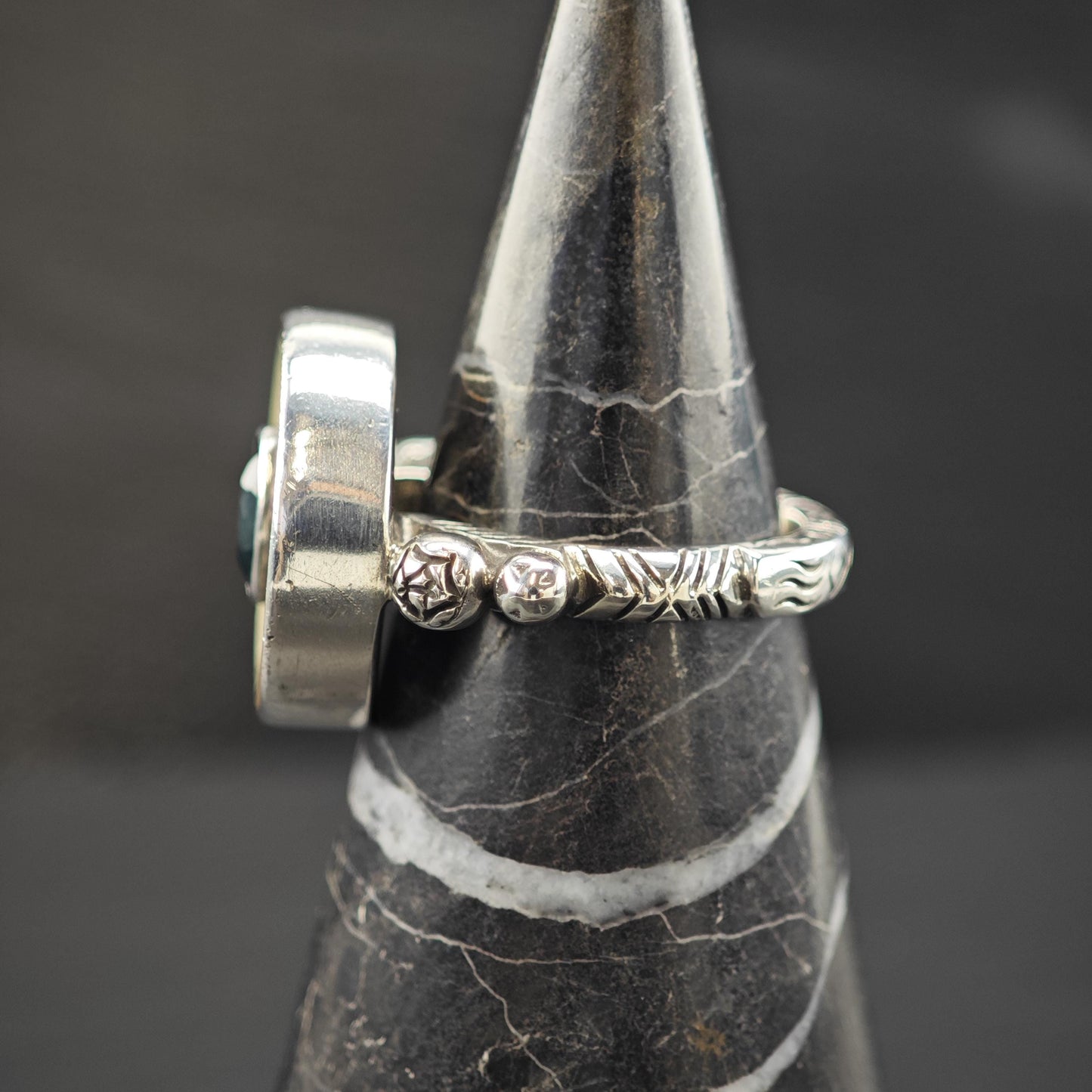 Topaz and Mother of Pearl Ring: Sterling Silver Size 7 3/4 R6013