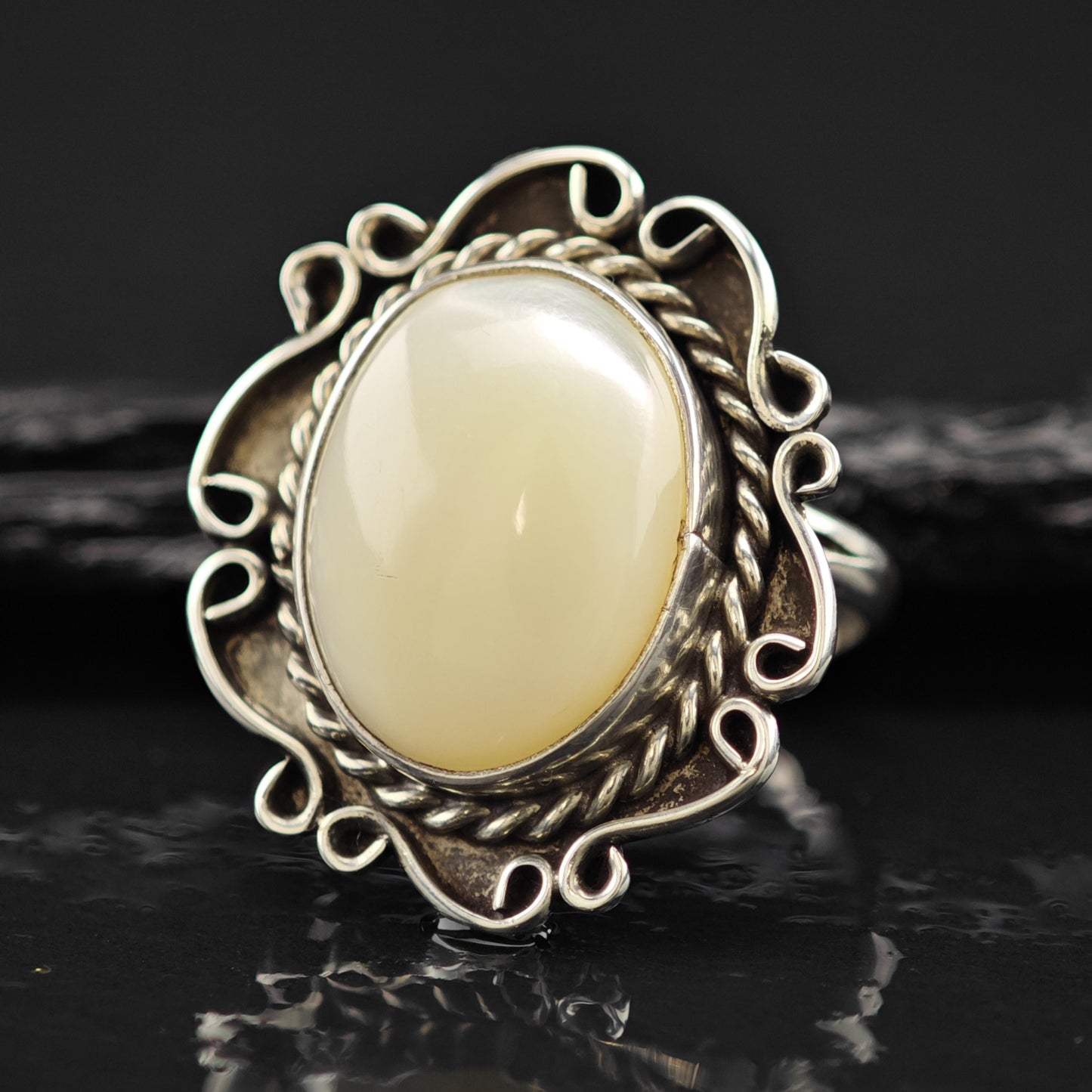 SW Mother Of Pearl Ring Sterling Silver Sz 5 1/2 R6081