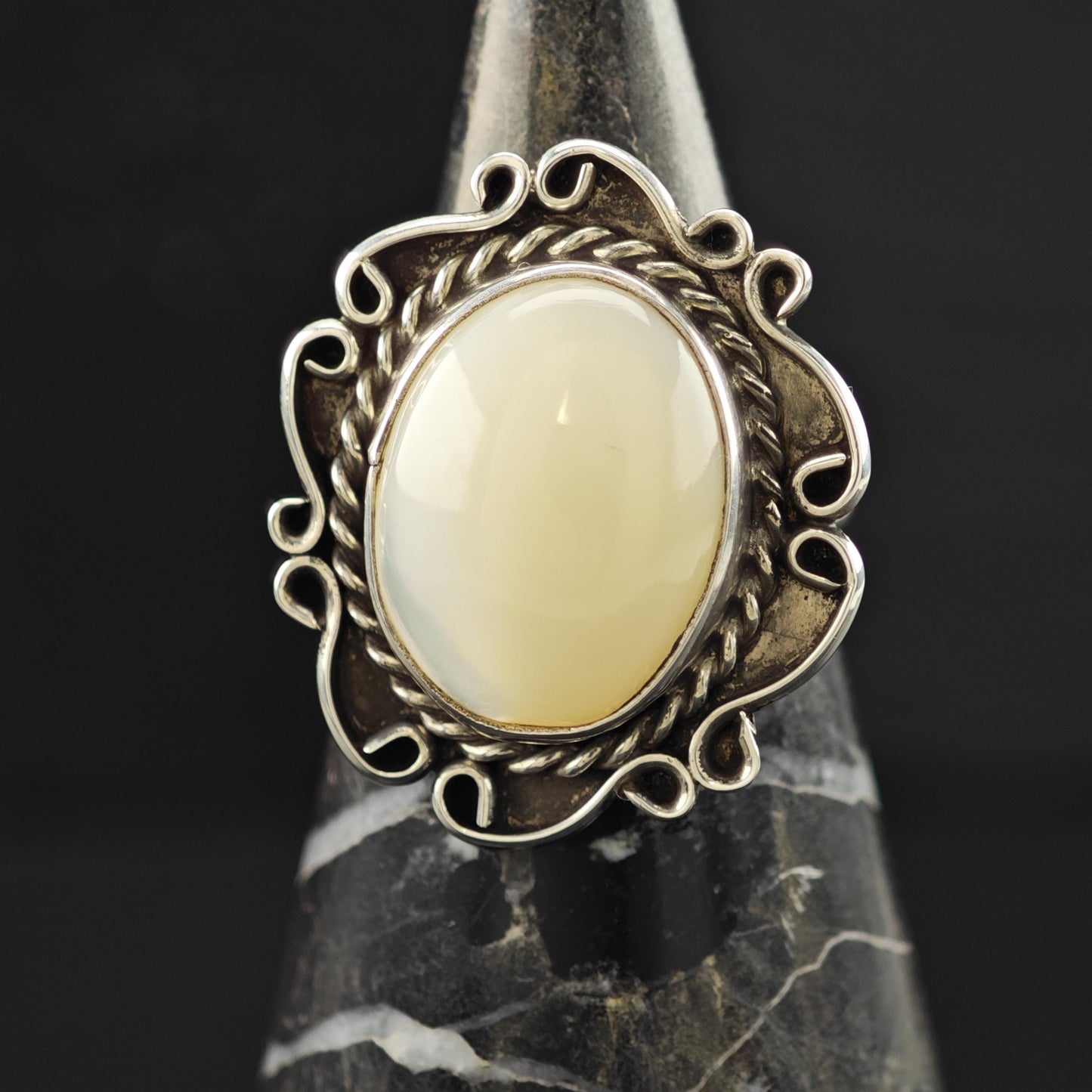 SW Mother Of Pearl Ring Sterling Silver Sz 5 1/2 R6081