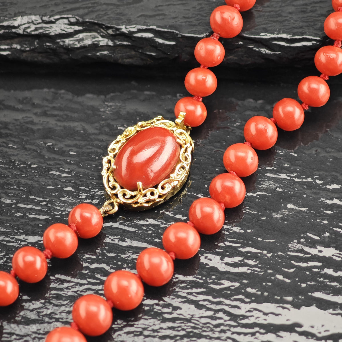 Graduated Coral Beads 18K Gold Clasp Beaded Necklace N2773