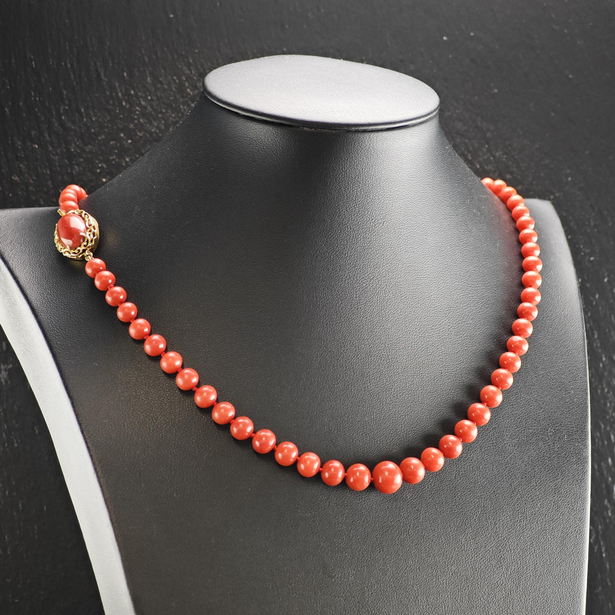 Graduated Coral Beads 18K Gold Clasp Beaded Necklace N2773
