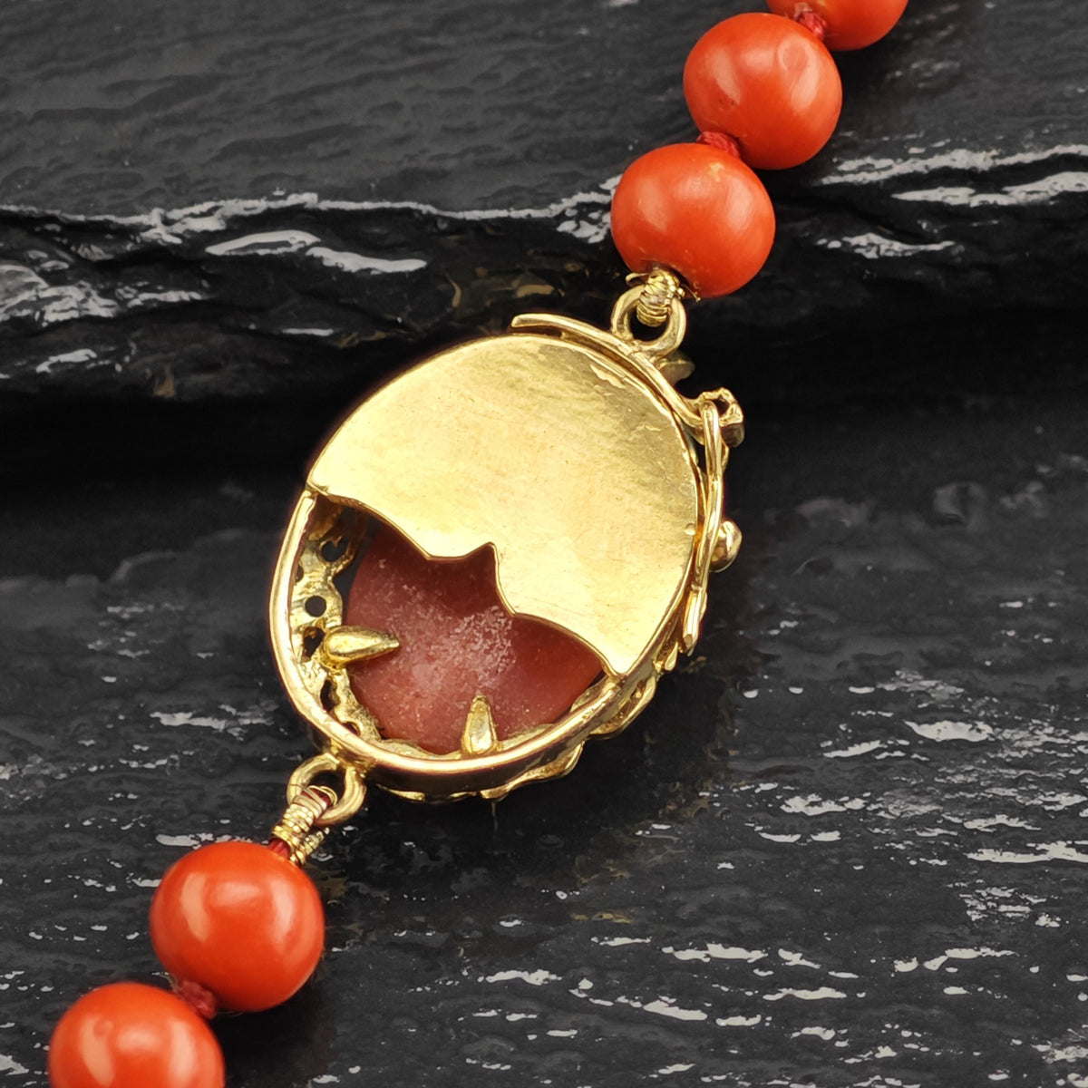 Graduated Coral Beads 18K Gold Clasp Beaded Necklace N2773