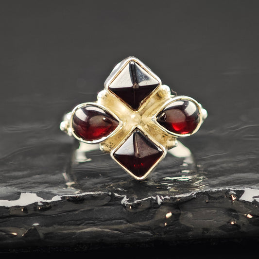 Garnet Stones Ring Sterling Silver Sz 7 R6274