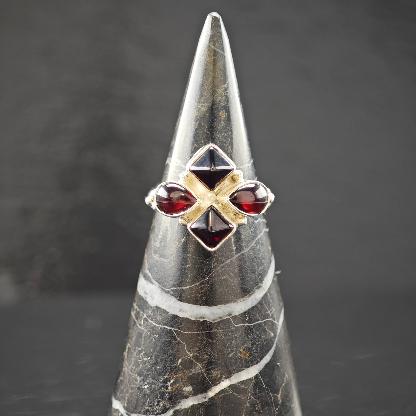 Garnet Stones Ring Sterling Silver Sz 7 R6274