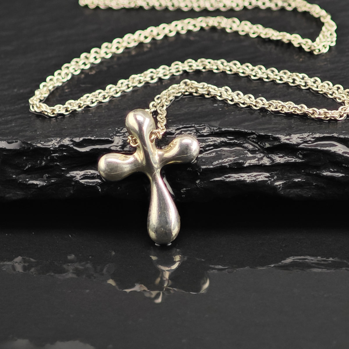 Vintage Tiffany & Co. Elsa Peretti Puff Cross Sterling Silver Necklace N2800