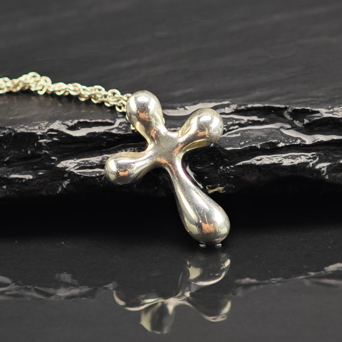 Vintage Tiffany & Co. Elsa Peretti Puff Cross Sterling Silver Necklace N2800