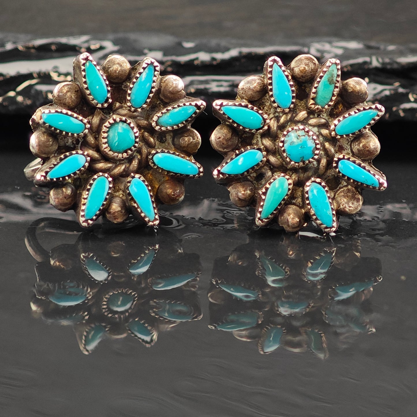 Vintage Zuni Needlepoint Turquoise Cluster Sterling Silver Screwback Earrings ER3032