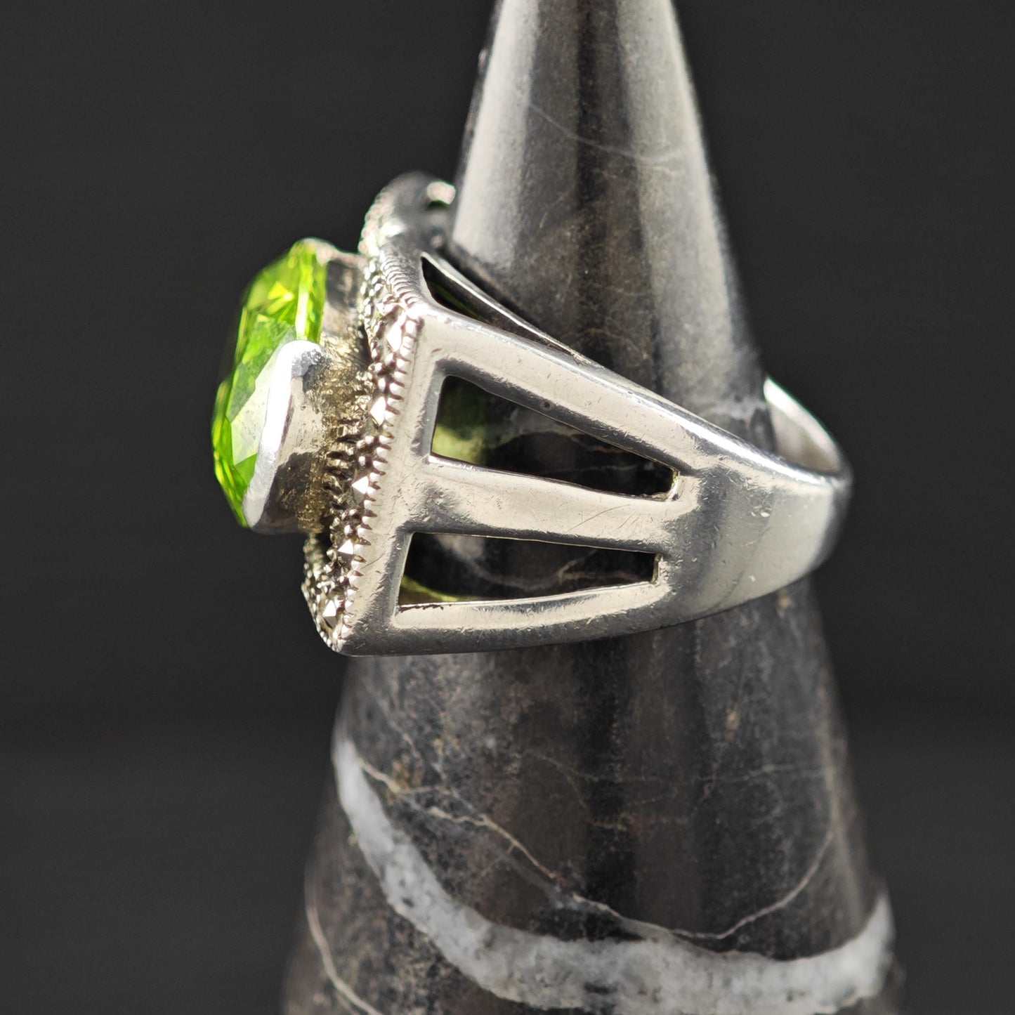 Green Gemstone Sterling Silver Ring Size 6 1/4 R6106