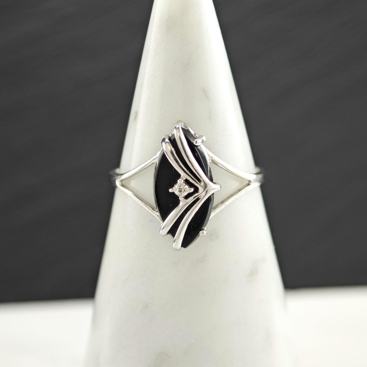 Diamond & Onyx 10K White Gold Ring Sz 8 1/2 R6774