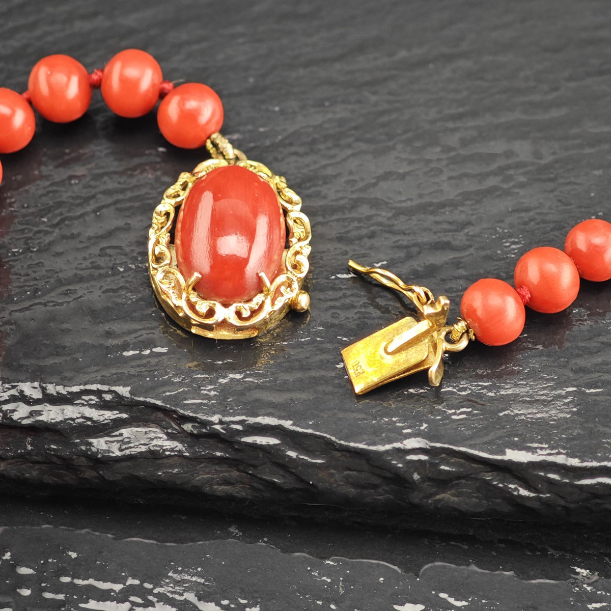 Graduated Coral Beads 18K Gold Clasp Beaded Necklace N2773