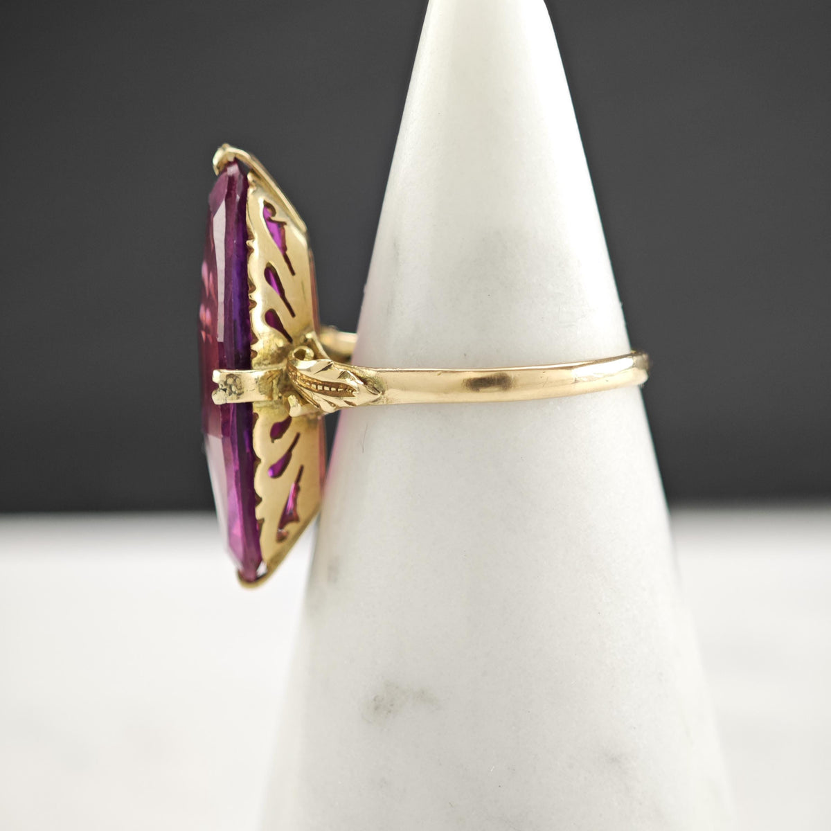 Large Oval Color Change Corrundum 10K Gold Ring Sz 6 1/2 R6808