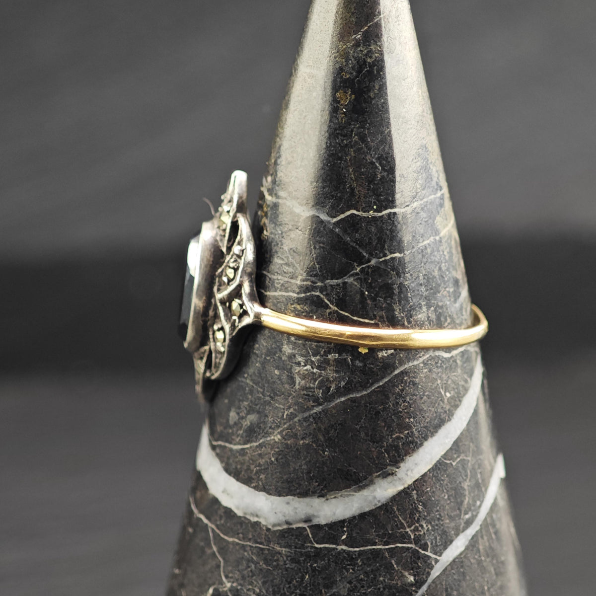 Art Nouveau Hematite Silver & 18K Gold Ring Sz 8 1/2 R6763