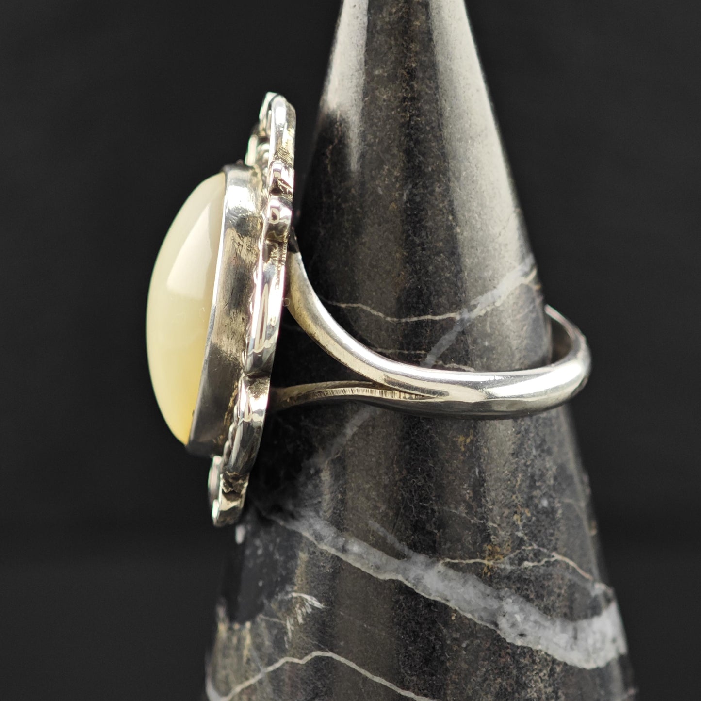 SW Mother Of Pearl Ring Sterling Silver Sz 5 1/2 R6081